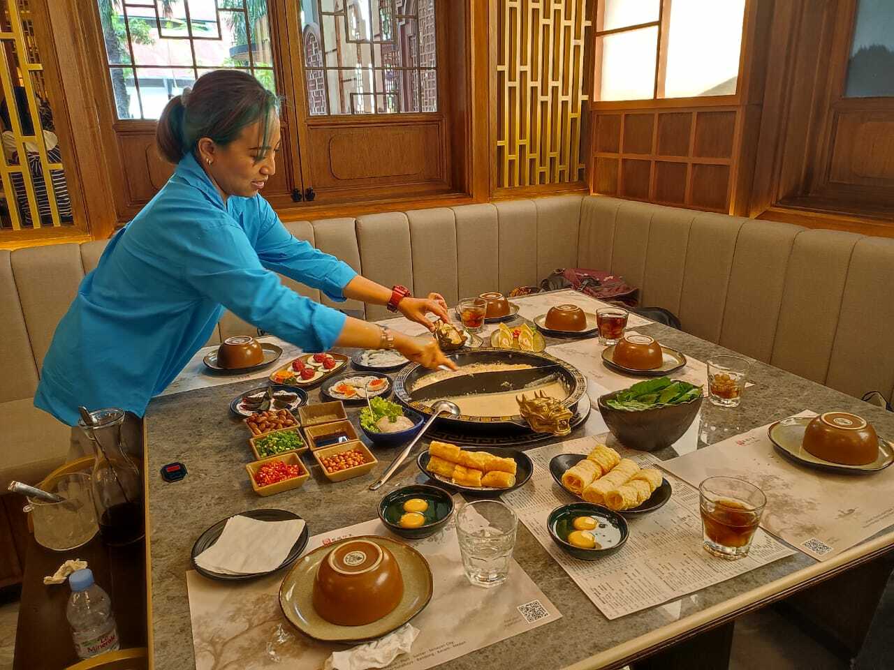 Alya Asmadini Marcomm Manager Maknala Group perlihatkan menu sarapan dari Shu Guo Yin Xiang. (Foto/Indozone.id)