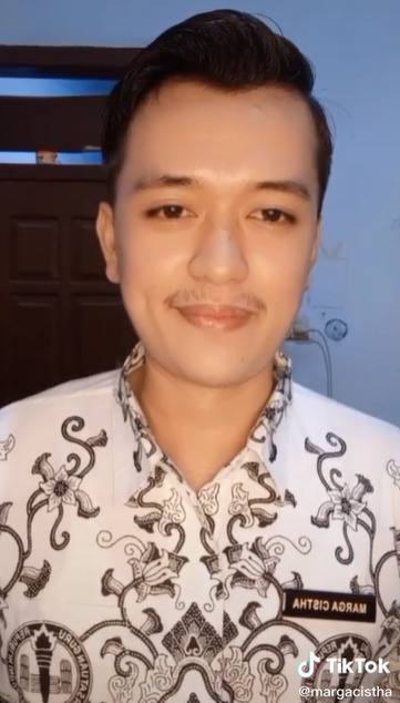 Marga Cistha, guru SDN Tirulor 2 Kediri yang begitu peduli pada muridnya. (TikTok/@margacistha) Marga Cistha, guru SDN Tirulor 2 Kediri yang begitu peduli pada muridnya. (TikTok/@margacistha)