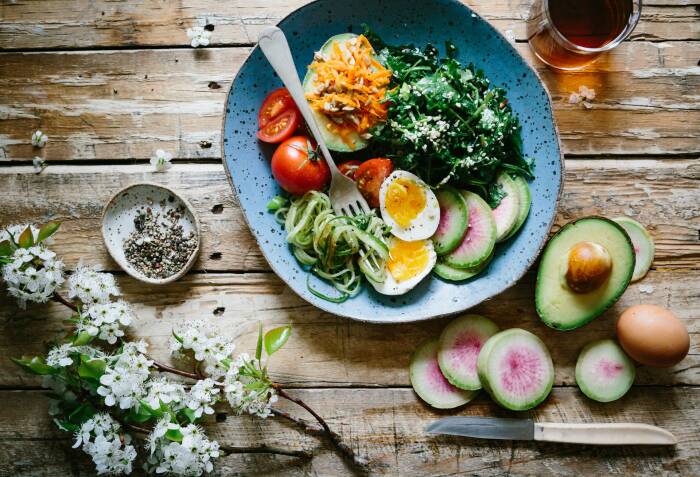 Ilustrasi makanan sehat (unsplash.com/@brookelark) cara menghilangkan jerawat di punggung