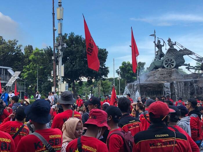  Aksi demonstrasi massa buruh di Patung Kuda, Jakarta Pusat.