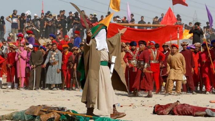 Penampilan teater para warga Muslim Syiah untuk memperingati Hari Asyura di Najaf, Irak, 30 Agustus 2020. Mereka menampilkan adegan pertempuran Karbala pada abad ke-7. (REUTERS/Alaa Al-Marjani)