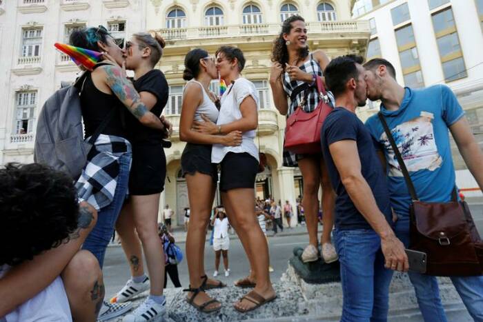 Aktivis LGBT Kuba saling berciuman saat berpartisipasi dalam demonstrasi tahunan menentang homofobia dan transfobia di Havana. (REUTERS/Stringer)