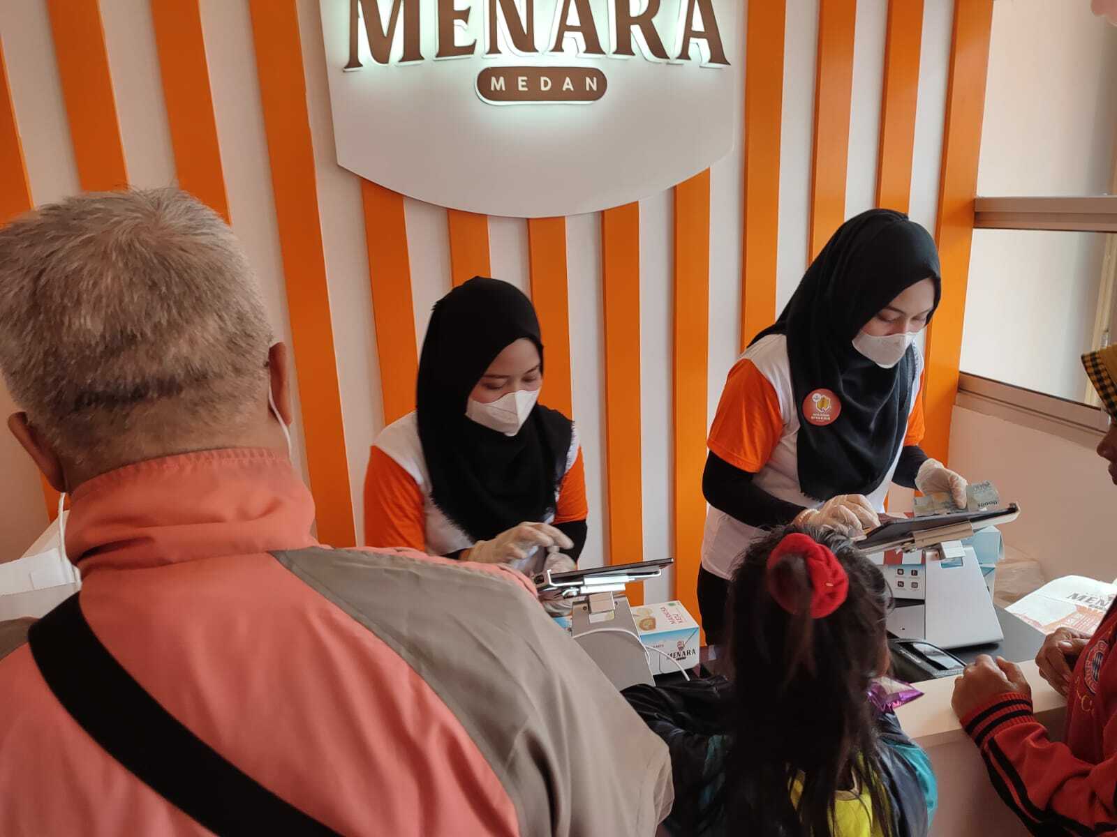 Pelanggan saat membeli Bolu Stim Menara di Jalan Karya Jaya, Medan Johor. (Foto/Indozone.id)