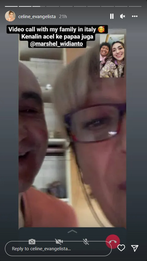Celine Evangelista mengenalkan Marshel Widianto pada orang tuanya yang berada di Italia melalui panggilan video call (Instagram/@celine_evangelista)