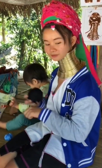 Perempuan Suku Karen di Thailand yang lehernya dipanjangkan dengan besi. (TikTok/@shopbeee)