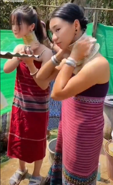 Perempuan Suku Karen di Thailand yang lehernya dipanjangkan dengan besi. (TikTok/@shopbeee)