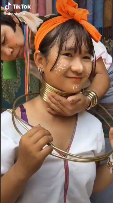 Perempuan Suku Karen di Thailand yang lehernya dipanjangkan dengan besi. (TikTok/@shopbeee)