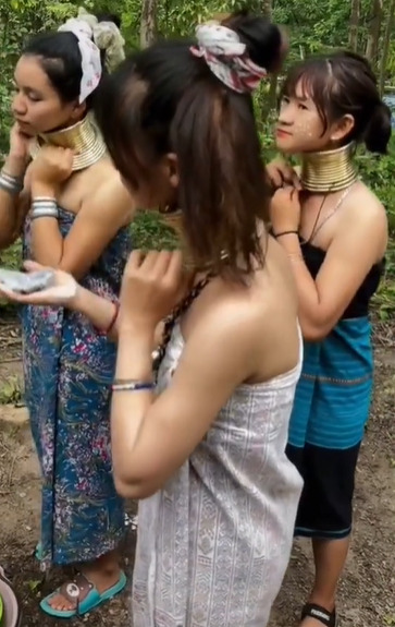 Perempuan Suku Karen di Thailand yang lehernya dipanjangkan dengan besi. (TikTok/@shopbeee)