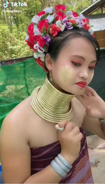 Perempuan Suku Karen di Thailand yang lehernya dipanjangkan dengan besi. (TikTok/@shopbeee)