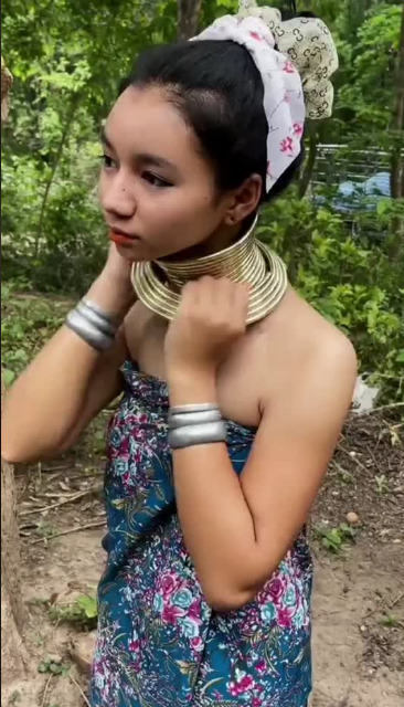 Perempuan Suku Karen di Thailand yang lehernya dipanjangkan dengan besi. (TikTok/@shopbeee)