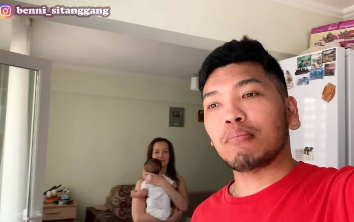 Momen mengharukan saat mertua Benni Sitanggang bertemu cucunya. (Foto/Youtube/Benni Sitanggang)