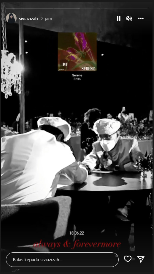 Sosok dua orang pria bersalaman yang diduga momen ijab kabul pernikahan Sivia Azizah. (Instagram/@siviaazizah)