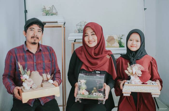 Neng Maria (tengah) bersama suami dan karyawannya (Dok. Pribadi/IDZ Creators) neng maria pandeglang