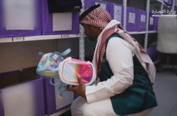 Seorang aparat Kementerian Perdagangan Arab Saudi merazia benda-benda berwarna pelangi. (Twitter/@MCgovSA)