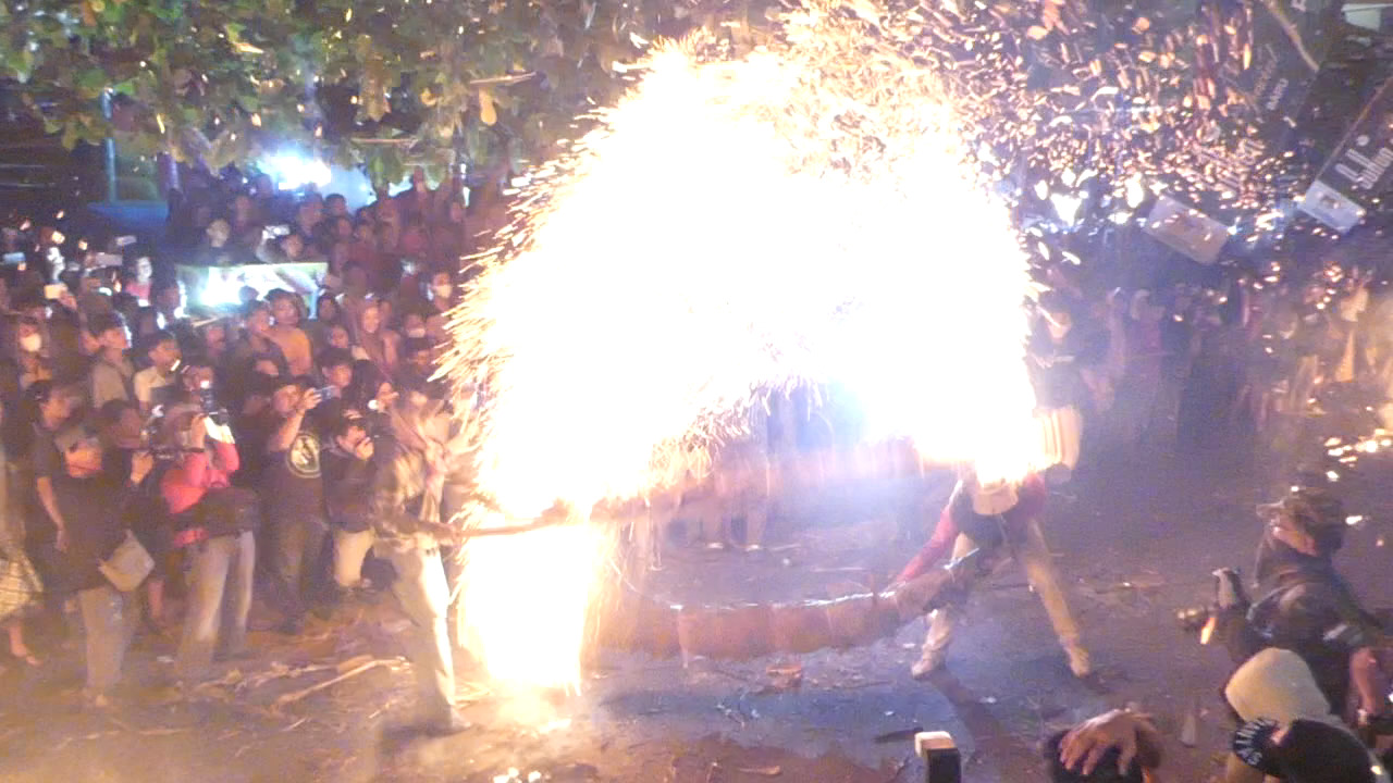 Perang obor di Jepara. (Dedy Setyawan/IDZ Creators) perang obor