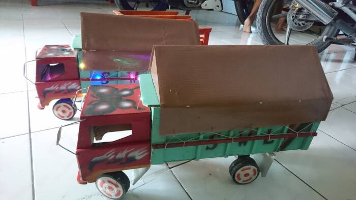 miniatur truk dari limbah