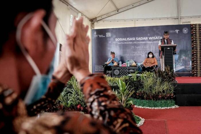 Menparekraf Sandiaga Uno menghadiri kegiatan sosialisasi sadar wisata dalam rangkaian kunjungan kerjanya di Lombok, Nusa Tenggara Barat (Kemenparekraf)