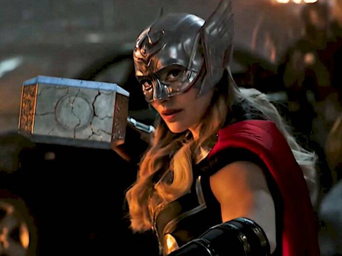 Natalie Portman sebagai The Mighty Thor di Thor: Love and Thunder. (IMDB).