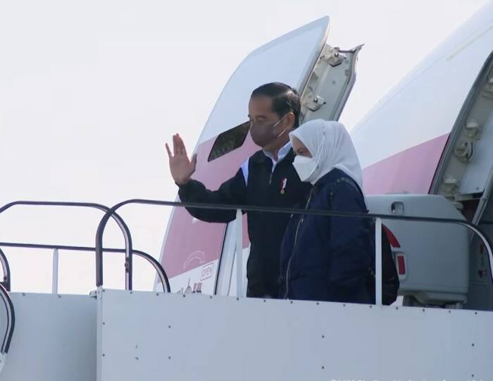 Presiden Jokowi dan ibu negara, Iriana Jokowi saat bertolak dari Ukraina ke Rusia. (Foto/Biro Pers Sekretariat Presiden)