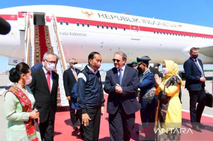Presiden Joko Widodo (Jokowi) dan Ibu Negara Iriana Jokowi tiba di Moskow, Rusia, pada Kamis (30/6/2022). (Foto/Antara/HO)