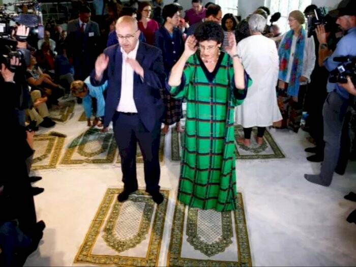 Pria dan wanita shalat bersama di Masjid Ibn-Rushd-Goethe-Mosque liberal baru di Berlin, Jerman, 16 Juni 2017. (Reuters/HANNIBAL HANSCHE)