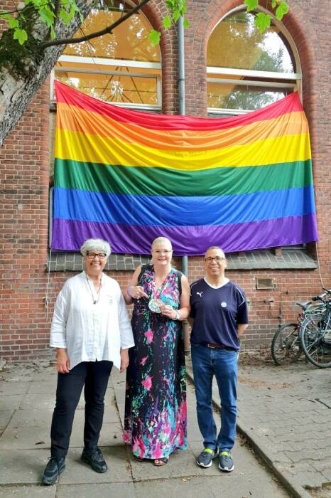 Sejumlah jemaah Masjid Ibn Rushd-Goethe di Berlin Jerman ikut mengibarkan bendera LGBT. (Twitter/@BiBerlin e.V.)