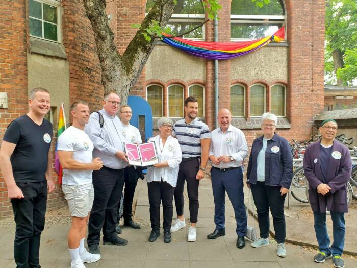 Sejumlah jemaah Masjid Ibn Rushd-Goethe di Berlin Jerman ikut mengibarkan bendera LGBT. (Twitter/@BiBerlin e.V.) Sejumlah jemaah Masjid Ibn Rushd-Goethe di Berlin Jerman ikut mengibarkan bendera LGBT. (Twitter/@BiBerlin e.V.)
