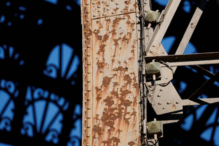 Menara Eiffel yang berkarat (REUTERS/Benoit Tessier)