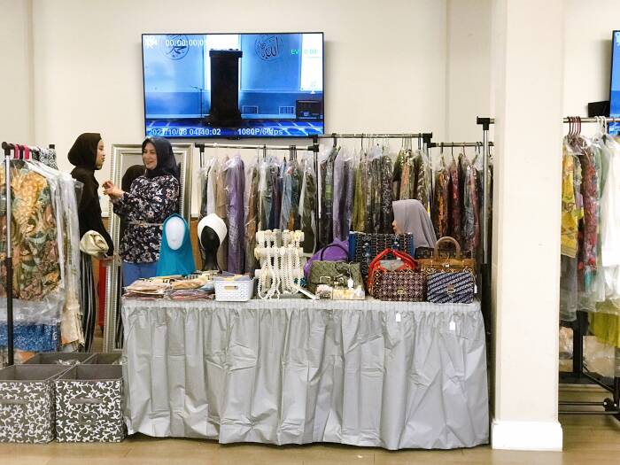 Bazaar aneka pakaian dan aksesori (Elisa Oktaviana/Z Creators) idul adha di amerika