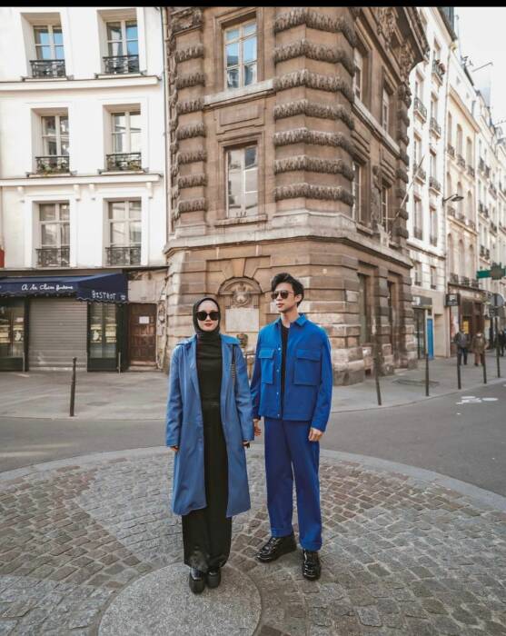 Rey Mbayang dan Dinda Hauw kenakan outfit berwarna serba biru elektrik