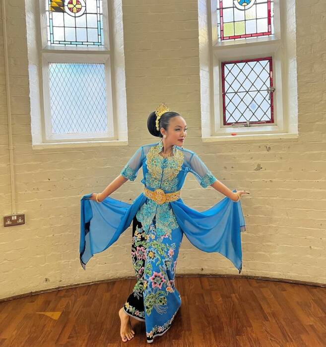 tari indonesia di inggris