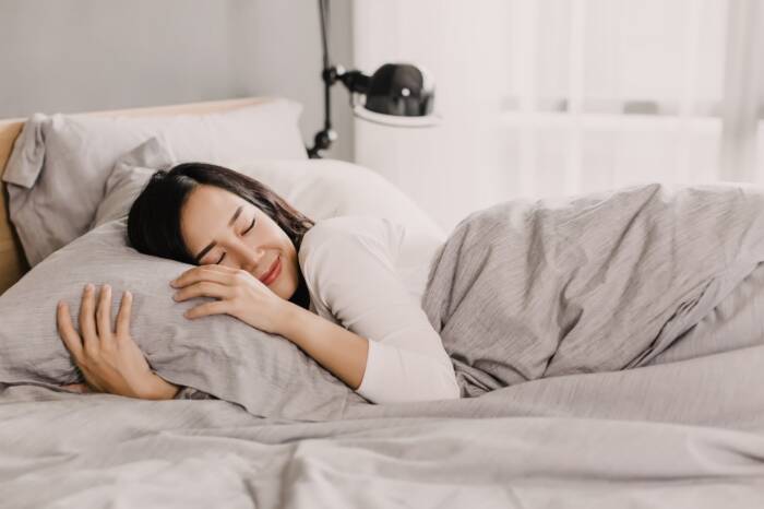 posisi tidur untuk meredakan nyeri haid