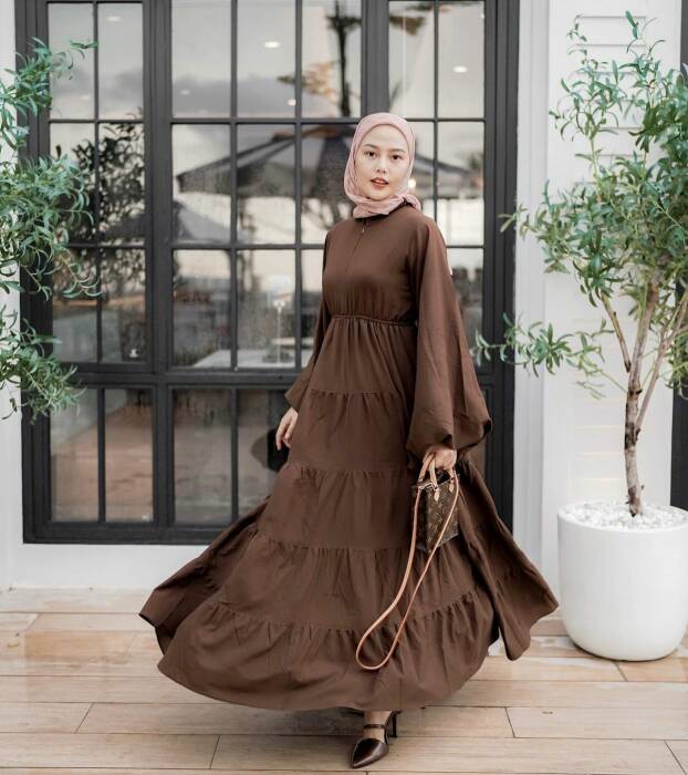 Dara Arafah dengan style full coklat
