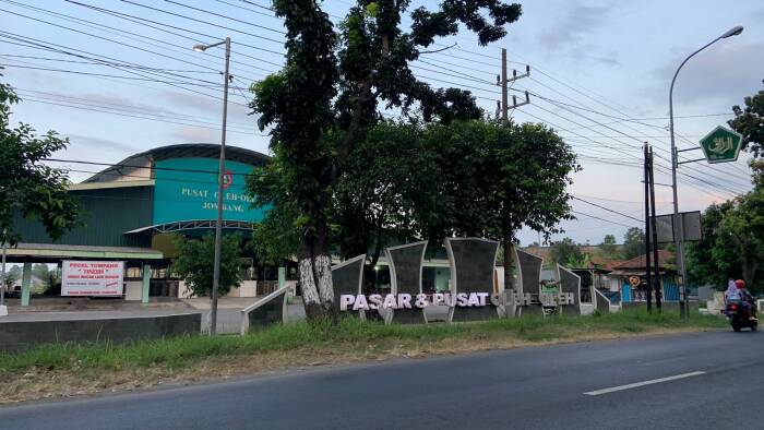 Pusat Oleh-oleh Jombang sepi tak berpenghuni. (Dio Masafan Mufio/Z Creators) pusat oleh-oleh jombang