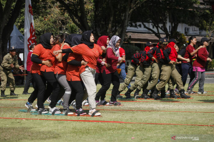 Sejumlah Aparatur Sipil Negara (ASN) di Pemerintah Kota Surakarta mengikuti lomba balap terompah atau bakiak. (ANTARA FOTO/Maulana Surya/hp)