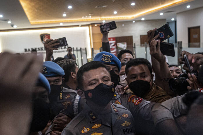 Kadiv Propam nonaktif Irjen Pol Ferdy Sambo tiba untuk menjalani pemeriksaan di Bareskrim Mabes Polri, Jakarta, Kamis (4/8/2022). (ANTARA FOTO/Aprillio Akbar)