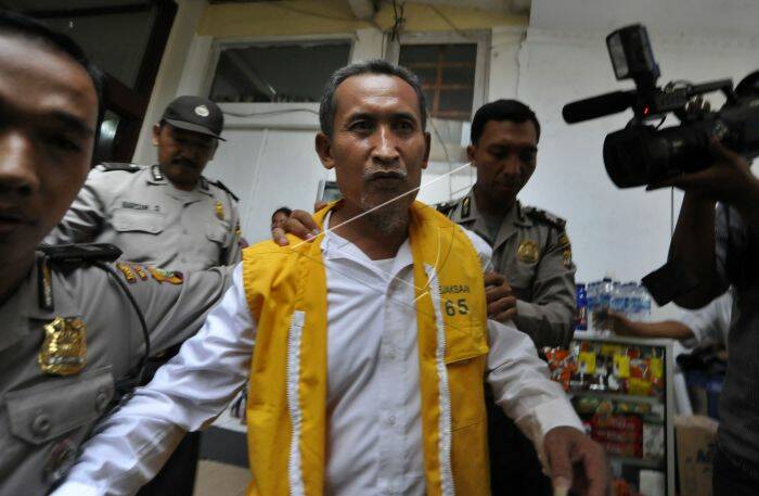 Baekuni alias Babe dikawal petugas usai sidang pembacaan tuntutannya ditunda di PN Jakarta Timur, Senin (27/9). (Foto/Antara)