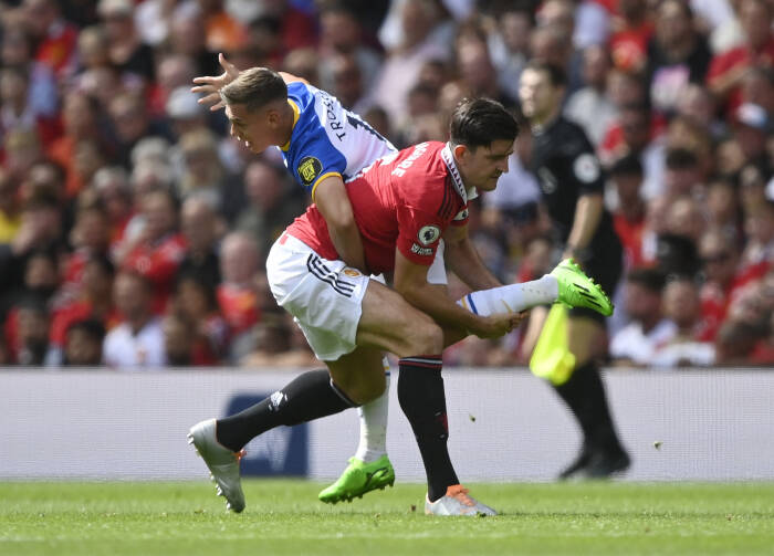 Harry Maguire saat menjaga pemain Brighton & Hove Albion. (Leandro Trossard REUTERS/Toby Melville) manchester united