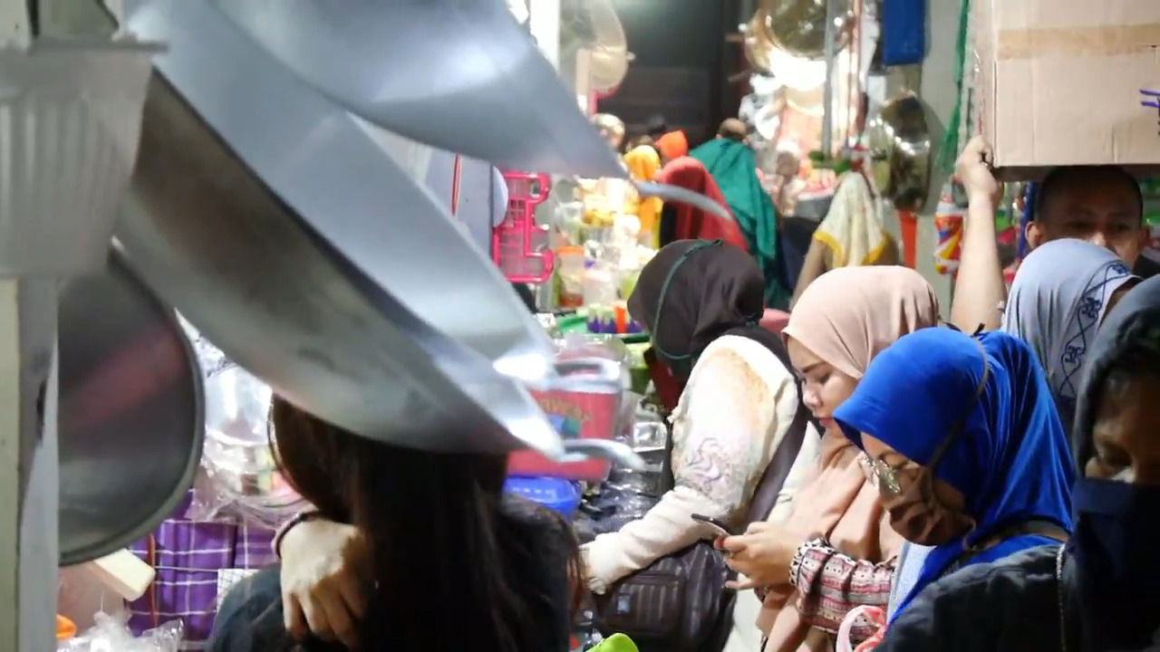 Warga juga berburu perabotan rumah tangga aluminium (Rudi Hartono/Z Creators) 10 muharram