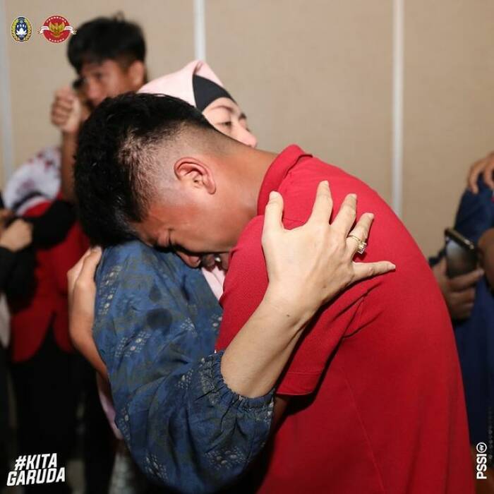 Pemain timnas Indonesia U-16 minta restu orang tua sebelum final Piala AFF U-16 2022. (Instagram/@pssi) Pemain timnas Indonesia U-16