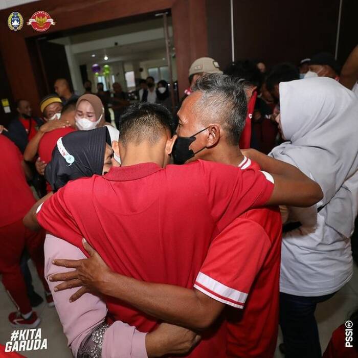 Pemain timnas Indonesia U-16 minta restu orang tua sebelum final Piala AFF U-16 2022. (Instagram/@pssi) Pemain timnas Indonesia U-16