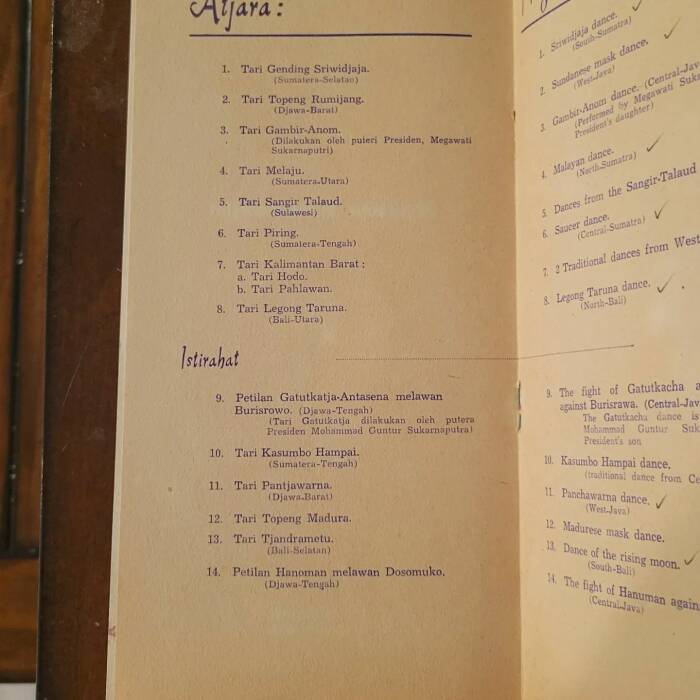 Dokumen susunan acara Malam Kesenian di Istana Negara pada tahun 1955. (Foto/Instagram/Koleksi Sejarah Indo) Dokumen susunan acara Malam Kesenian di Istana Negara pada tahun 1955. (Foto/Instagram/Koleksi Sejarah Indo)