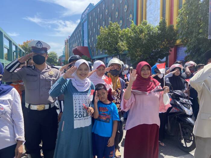 Warga Ponorogo upacara di jalan raya. (Pramita Kusumaningrum/Z Creators) upacara