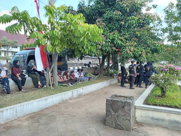 Peserta upacara yang sakit dijaga petugas kesehatan (Eksani/Z Creators) upacara 17 agustus