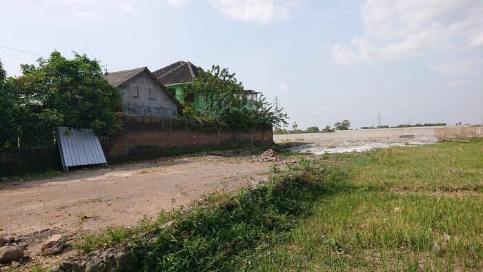 rumah mewah di tengah tol