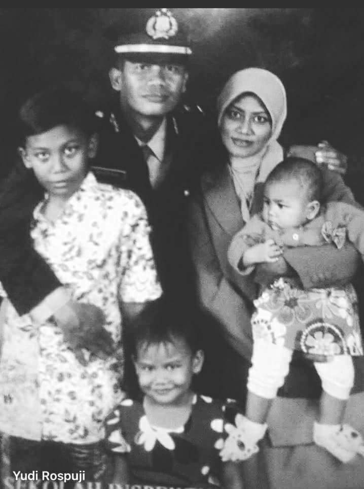 Sosok Yudi Rospuji beserta istri dna anak-anak semasa hidupnya.