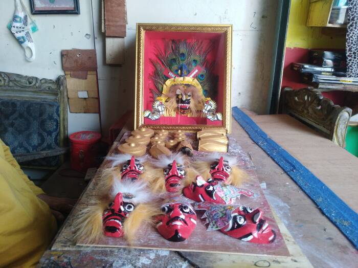 Misdi, usia 90 tahun masih membuat miniatur Reyog. (Z Creators/Ronaa Nisaus Sholikhah) misdi