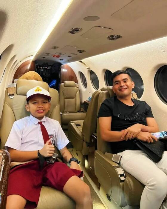 Farel Prayoga pulang sekolah di Banyuwangi diantar naik jet pribadi milik Haji Isam. (Instagram/zidniyazidni)