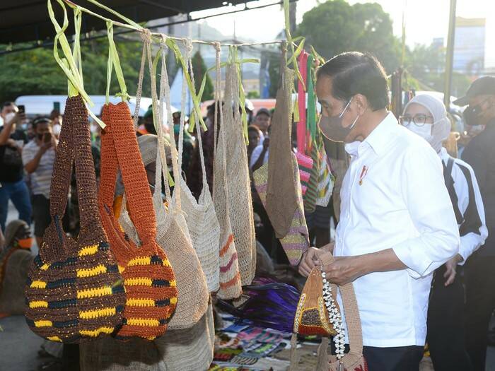 Presiden Jokowi saat memakai noken khas Papua (Biro Pers Sekretariat Presiden/Muchlis Jr)