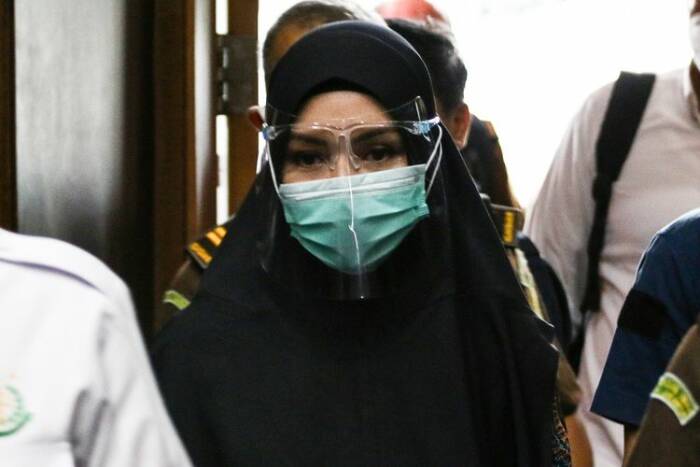 Mantan jaksa Pinangki Sirna Malasari mengenakan hijab saat menjalani persidangan di Pengadilan Tipikor, Jakarta. (ANTARA/Rivan Awal Lingga)